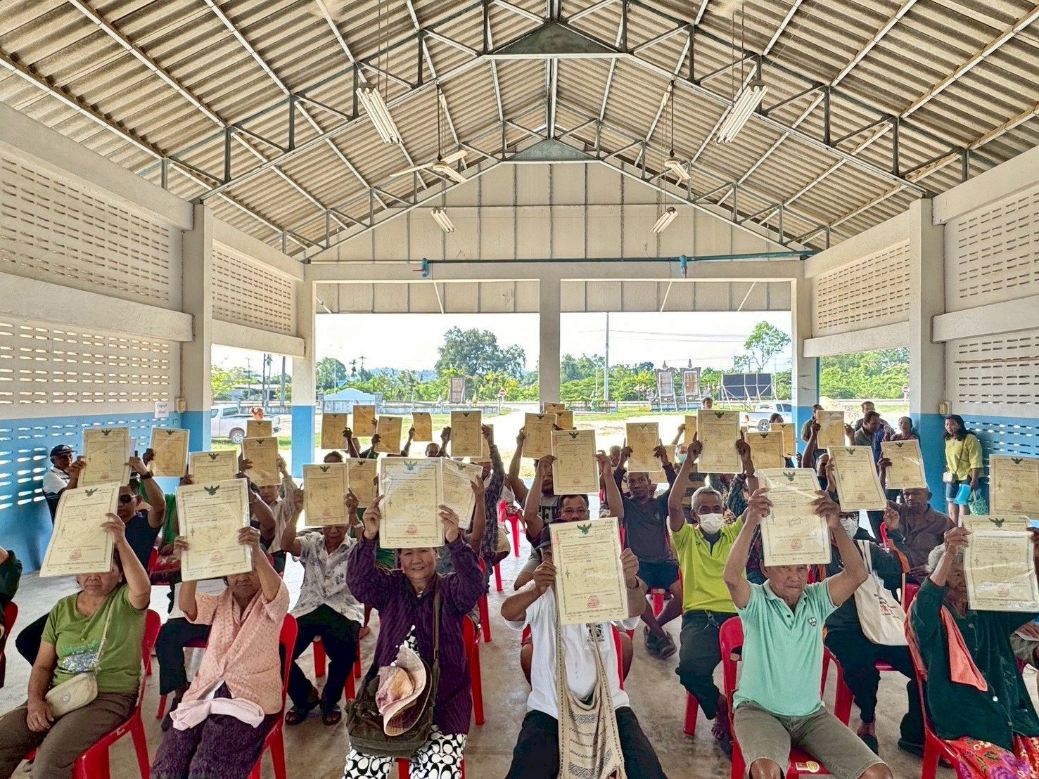 title - ส.ป.ก.จันทบุรี ออกศูนย์บริการเคลื่อนที่รับยื่นคำขอออกโฉนดเพื่อการเกษตรและมอบโฉนดเพื่อการเกษตรให้แก่เกษตรกร ภายใต้โครงการจัดที่ดินเพื่อเกษตรกรรม กิจกรรมปรับปรุงหนังสืออนุญาตให้เข้าทำประโยชน์ในเขตปฏิรูปที่ดิน (ส.ป.ก.4-01) เป็นโฉนดเพื่อการเกษตร ประจำปีงบประมาณ พ.ศ. 2569 